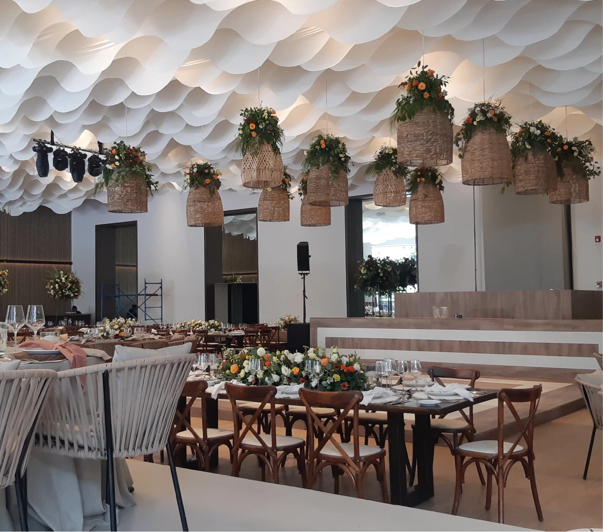 Detalle de mesa con decoración y catering