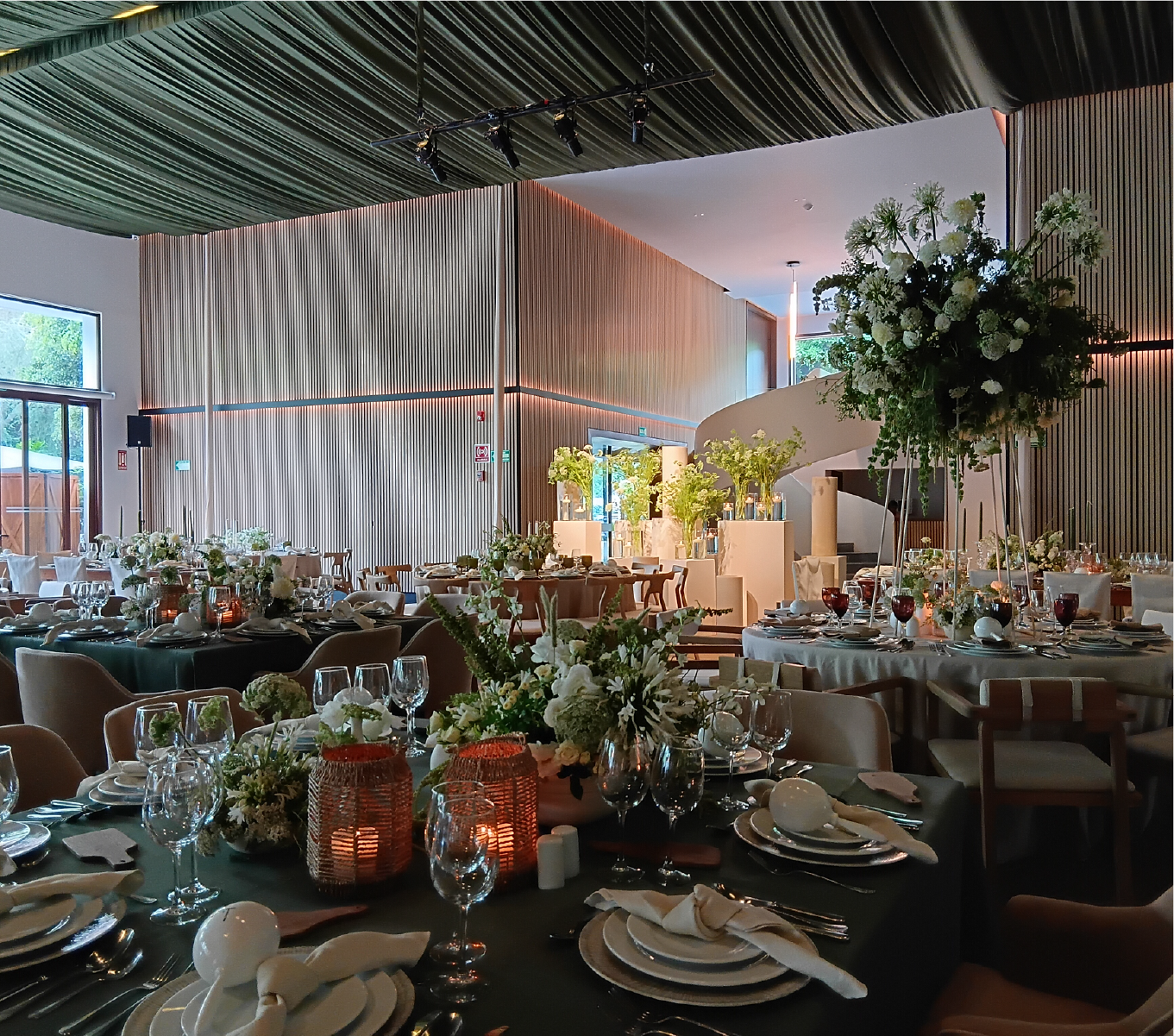 Salón principal montado para evento