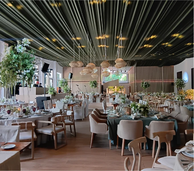 Vista interior del salón principal montado para evento