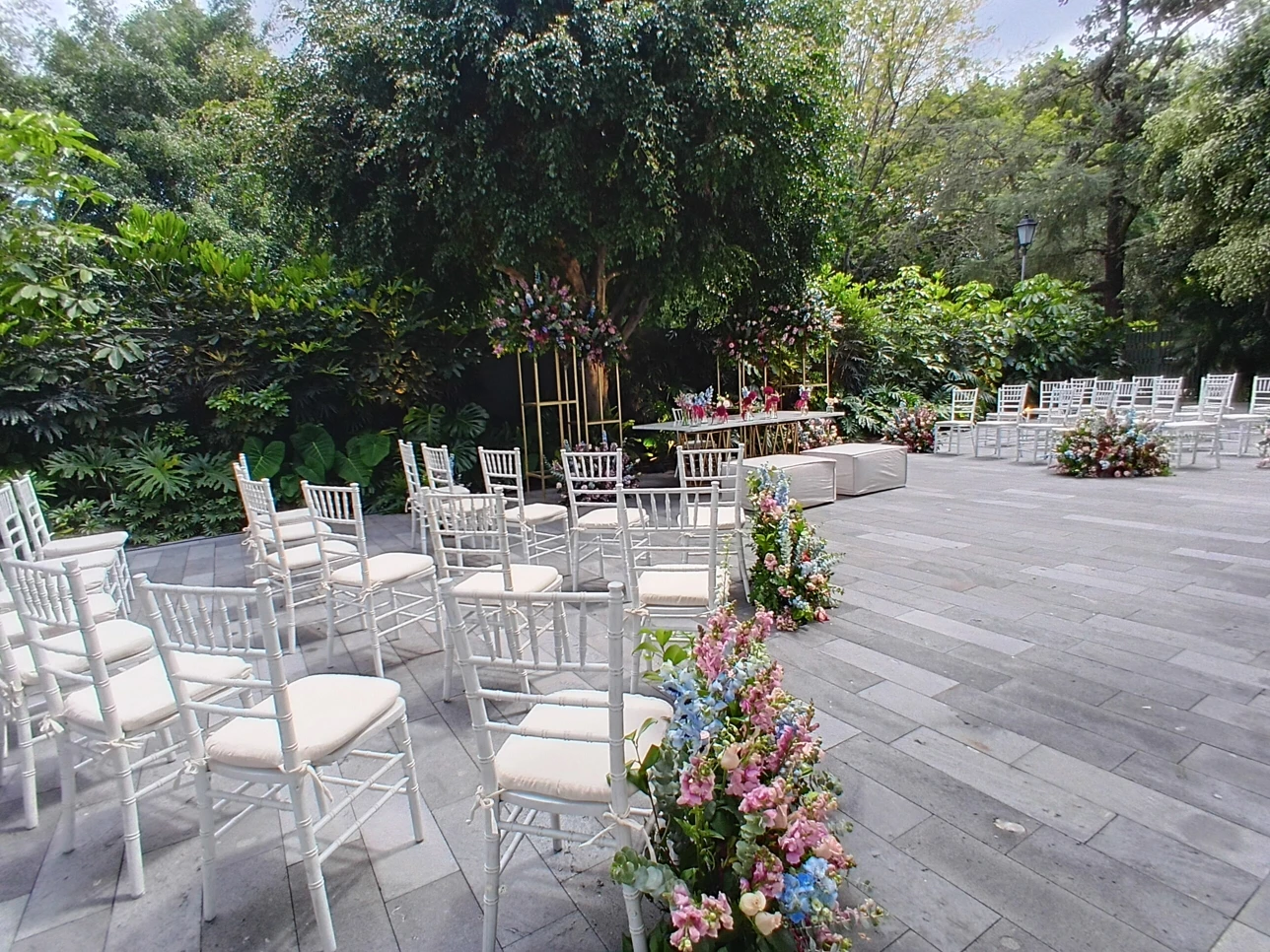 Terraza privada rodeada de jardín