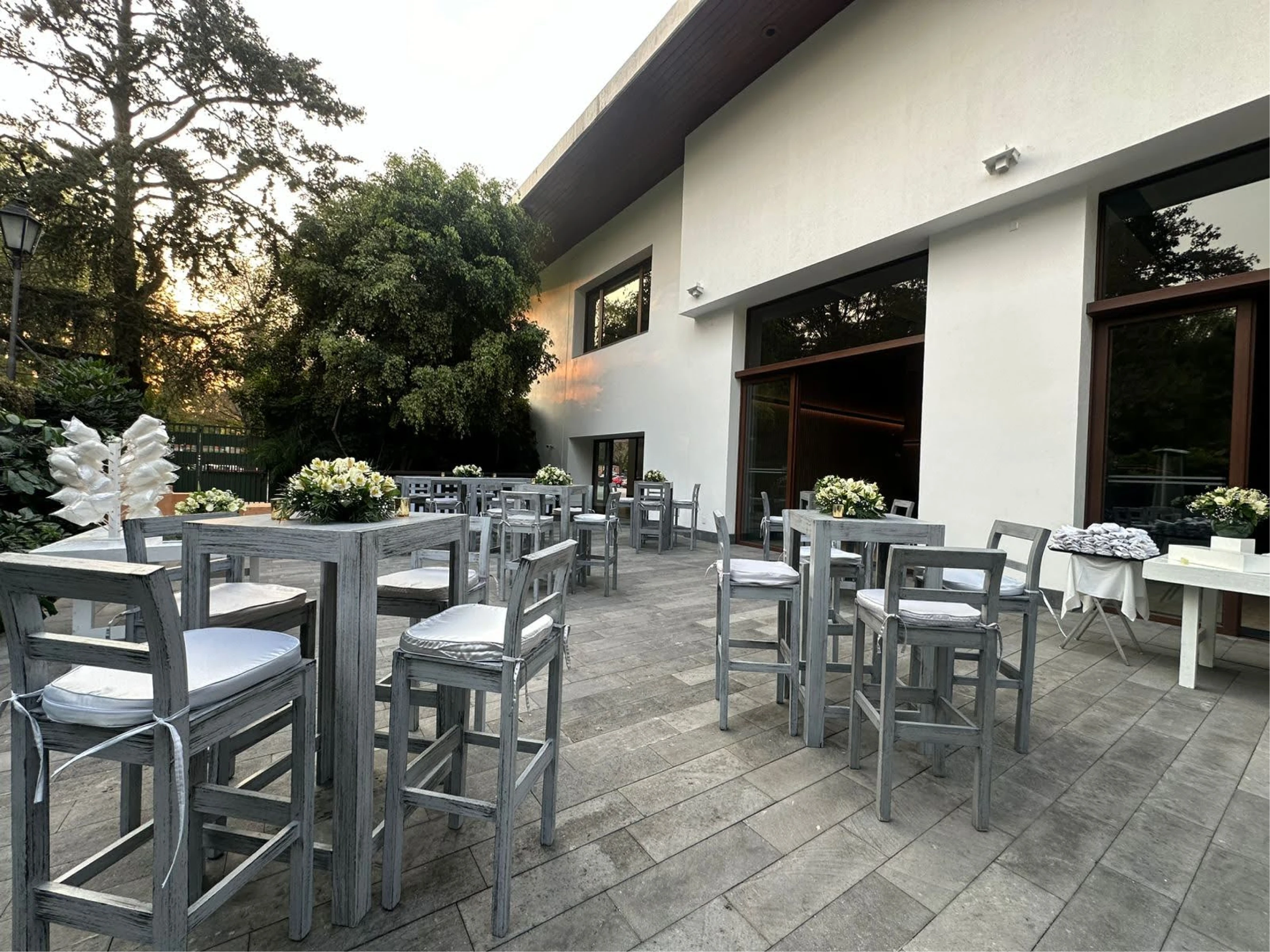 Vista de terraza con salón al fondo